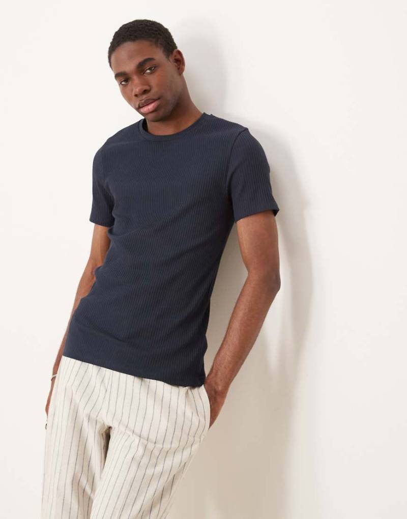 ASOS DESIGN - Premium - Geripptes, körperbetontes T-Shirt in Marineblau von ASOS DESIGN