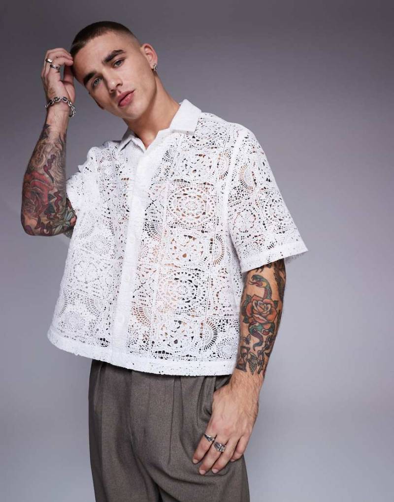 ASOS DESIGN - Kastiges Hemd aus hochwertiger weißer Spitze mit Reverskragen-Grün von ASOS DESIGN