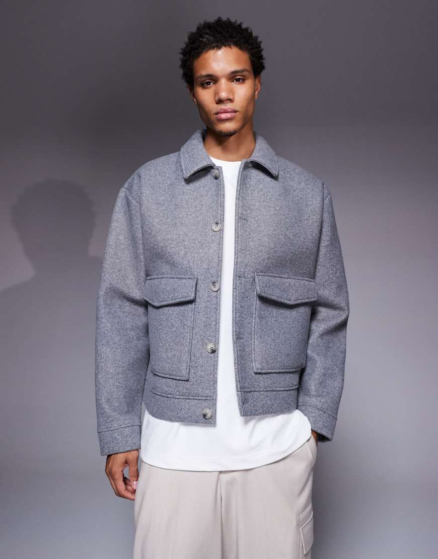 ASOS DESIGN - Premium - Kastige Oversize-Hemdjacke in Grau aus Filz ASOS DESIGN - Premium - Kastige Oversize-Hemdjacke in Grau aus Filz von ASOS DESIGN