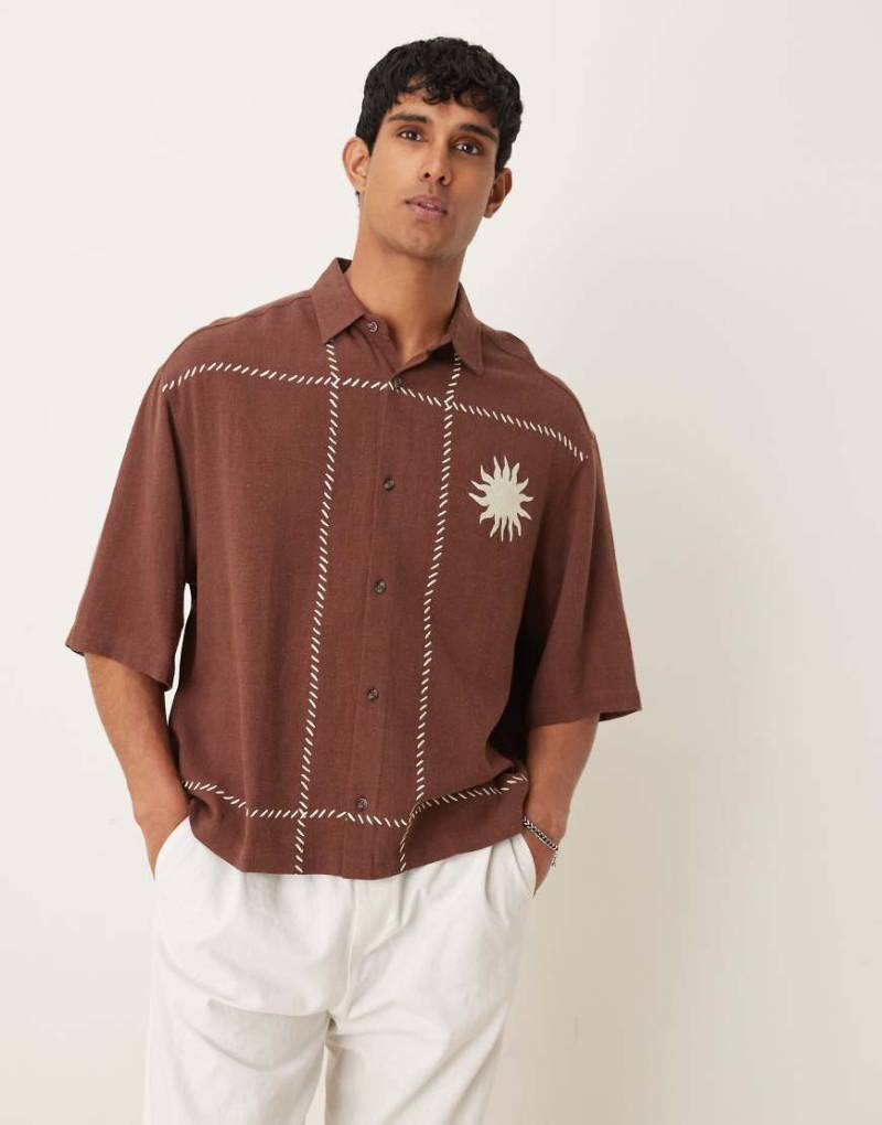 ASOS DESIGN - Premium - Kastiges Oversize-Hemd in Braun aus Leinenmix mit Stickerei ASOS DESIGN - Premium - Kastiges Oversize-Hemd in Braun aus Leinenmix mit Stickerei von ASOS DESIGN