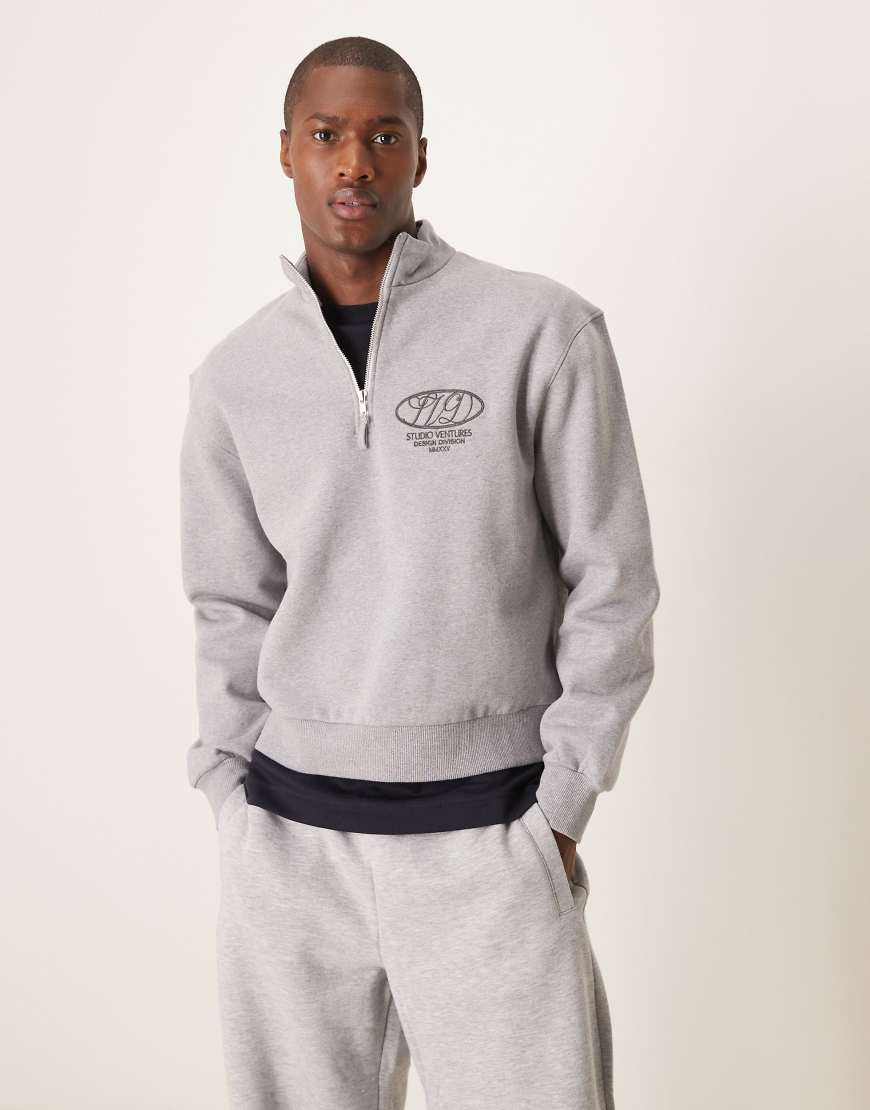 ASOS DESIGN - Premium - Kastiges Oversize-Sweatshirt aus schwerem Material in Grau meliert mit farblich passendem Print und kurzem Reißverschluss, 400 g/m² ASOS DESIGN - Premium - Kastiges Oversize-Sweatshirt aus schwerem Material in Grau meliert mit farblich passendem Print und kurzem Reißverschluss, 400 g/m² von ASOS DESIGN