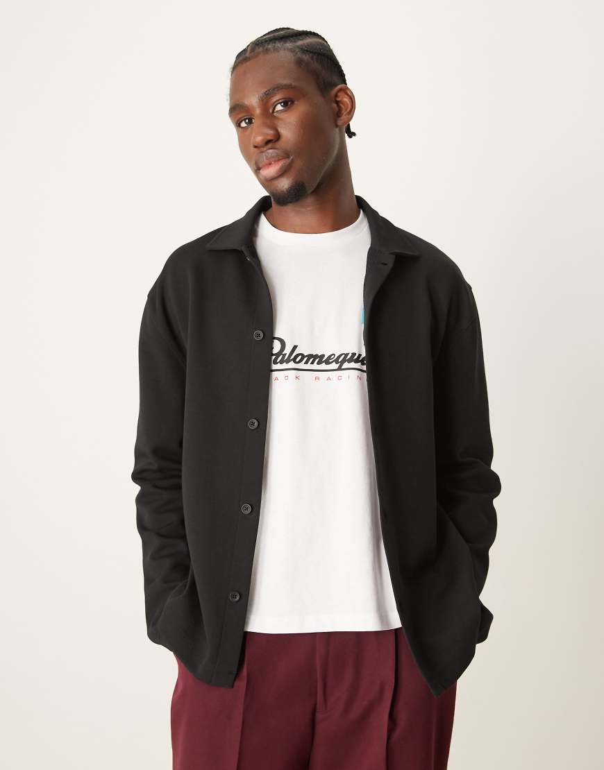 ASOS DESIGN - Premium - Langärmliges Relaxed Fit Shirt in Schwarz Interlock-Stoff mit Knopfleiste von ASOS DESIGN