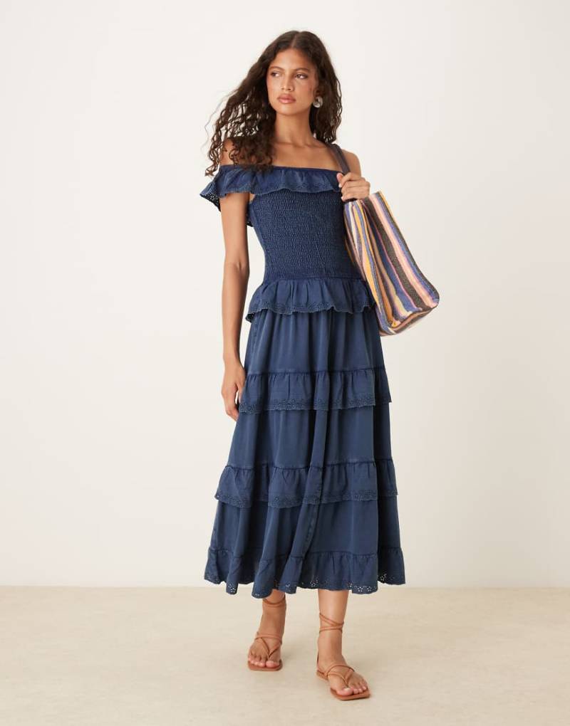 ASOS DESIGN - Premium - Maxikleid mit gesmoktem Oberteil und gerüschtem Lochstickerei-Detail-Blau von ASOS DESIGN