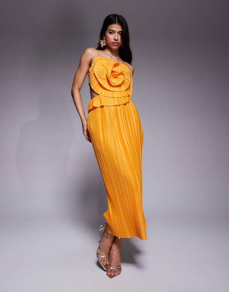 ASOS DESIGN - Premium - Plissiertes Midikleid in Apricot mit Oversize-Ansteckblume an der Brust-Orange von ASOS DESIGN