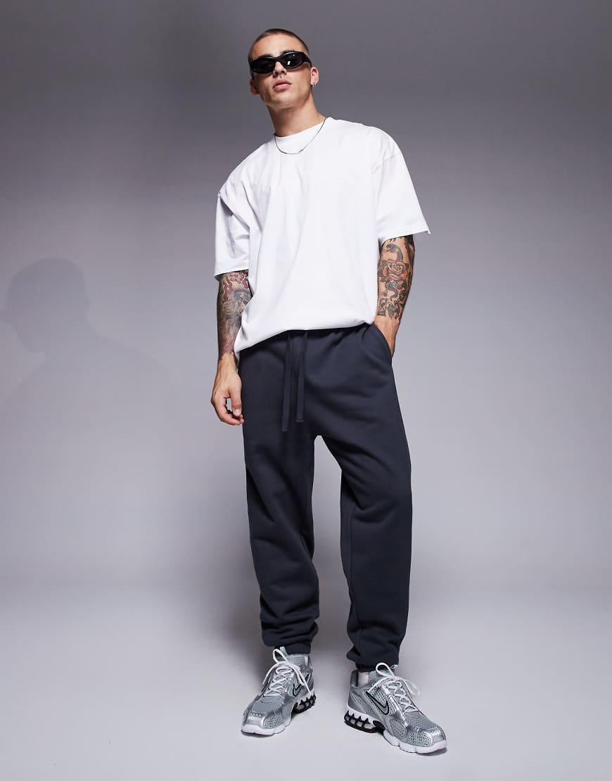 ASOS DESIGN - Premium - Schwere, schmal zulaufende Jogginghose in Anthrazit, 400 g/m²-Grau ASOS DESIGN - Premium - Schwere, schmal zulaufende Jogginghose in Anthrazit, 400 g/m²-Grau von ASOS DESIGN