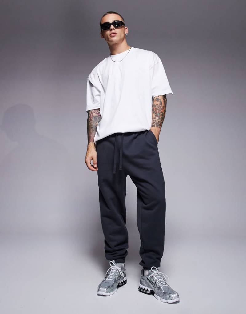 ASOS DESIGN - Hochwertige, schmal zulaufende Jogginghose aus schwerem Stoff in Anthrazit, 400 g/m²-Grau von ASOS DESIGN
