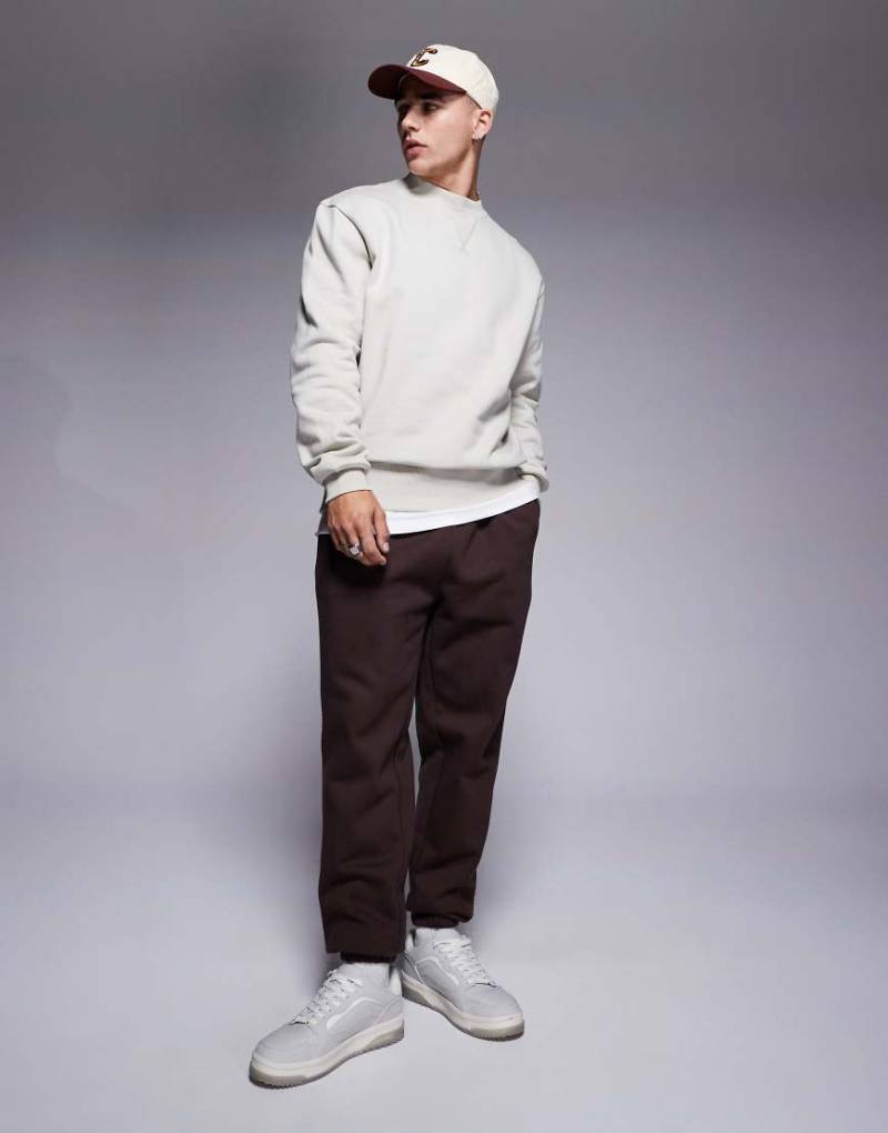 ASOS DESIGN - Premium - Schwere, schmal zulaufende Jogginghose in Dunkelbraun, 400 g/m² von ASOS DESIGN