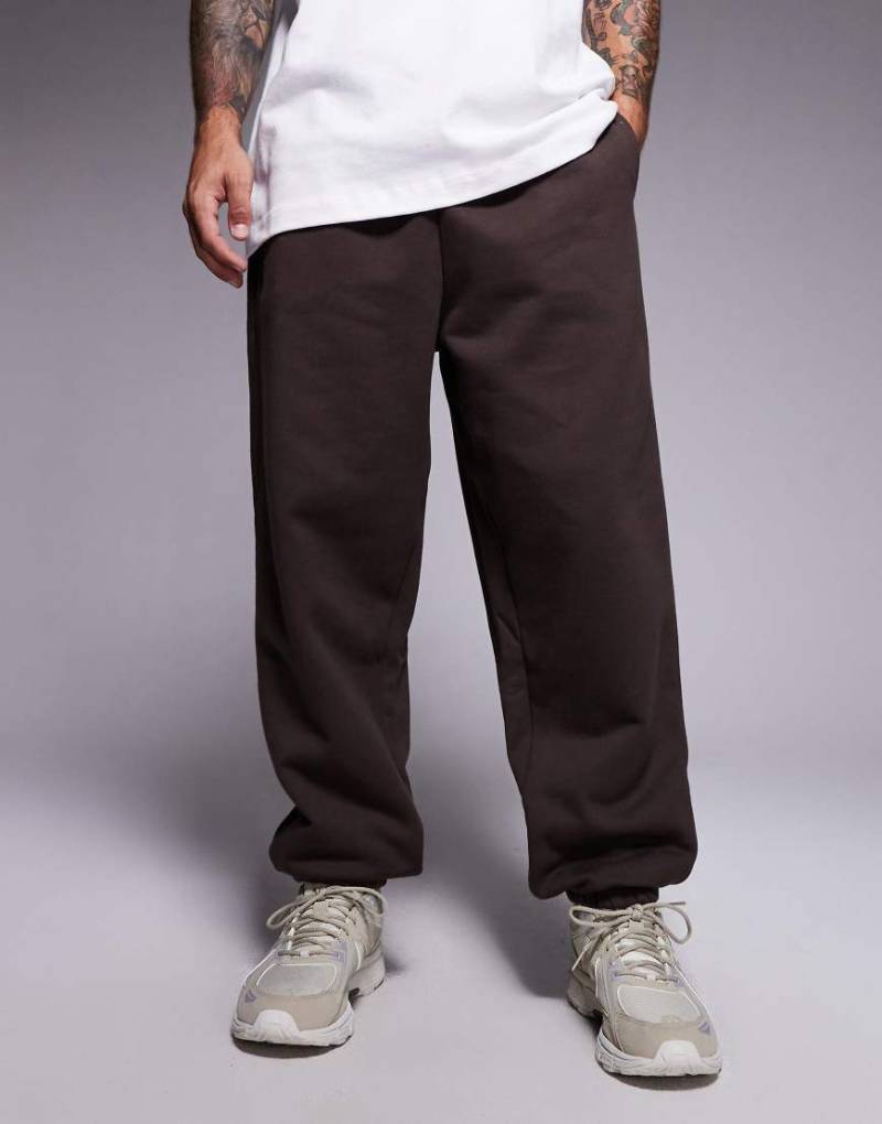 ASOS DESIGN - Premium - Schwere Oversize-Jogginghose in Braun, 400 g/m²-Brown von ASOS DESIGN