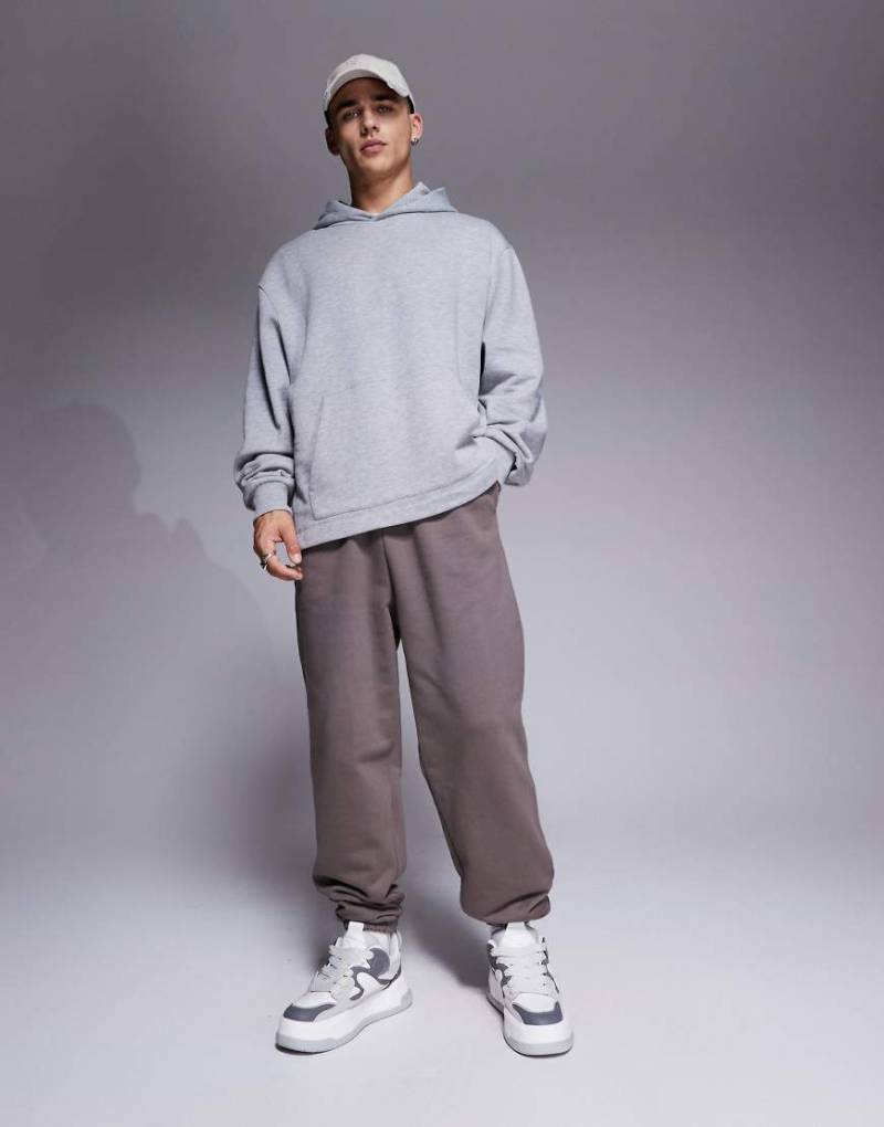 ASOS DESIGN - Premium - Schwere Oversize-Jogginghose in Braun, 400 g/m² von ASOS DESIGN