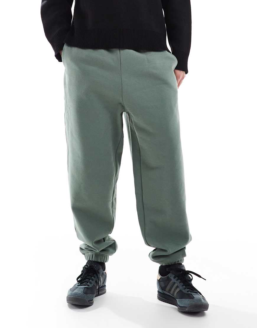 ASOS DESIGN - Premium - Schwere Oversize-Jogginghose in Mittelgrün, 400 g/m² ASOS DESIGN - Premium - Schwere Oversize-Jogginghose in Mittelgrün, 400 g/m² von ASOS DESIGN
