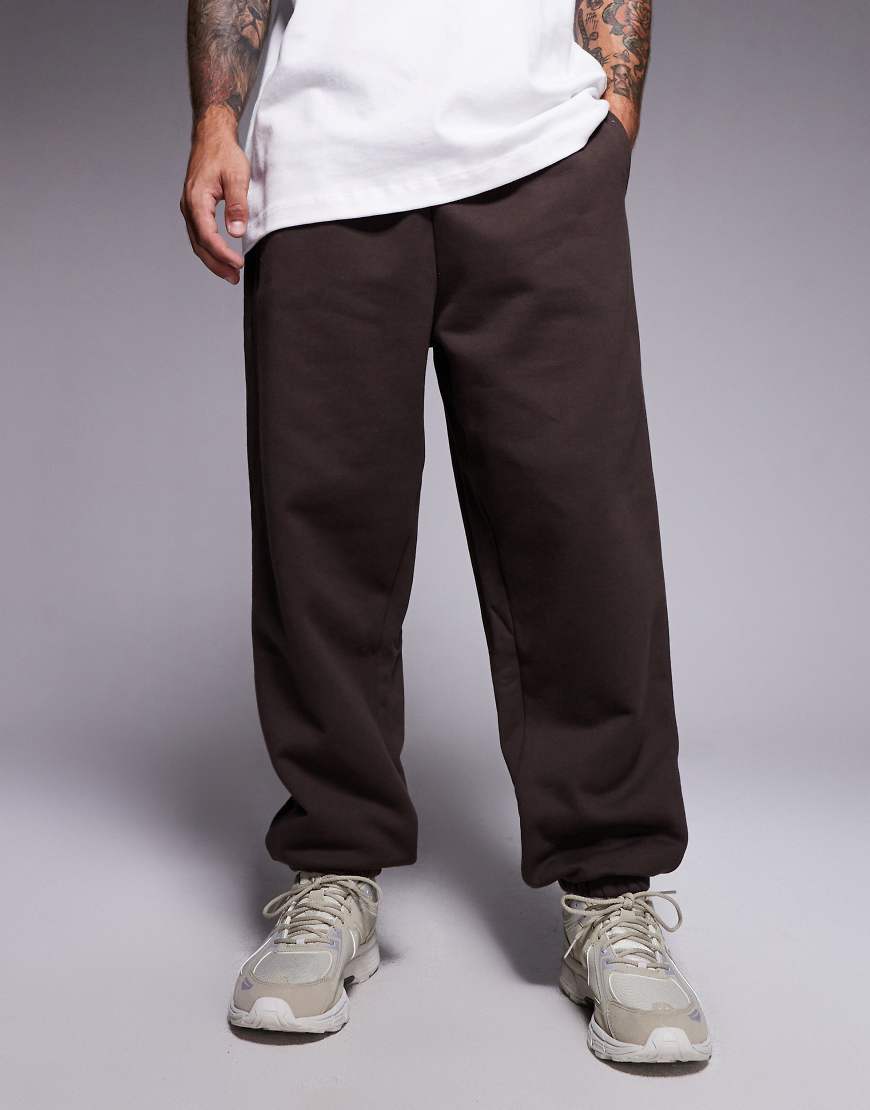 ASOS DESIGN - Premium - Schwere Oversize-Jogginghose in der Farbe Braken, 400 g/m²-Brown ASOS DESIGN - Premium - Schwere Oversize-Jogginghose in der Farbe Braken, 400 g/m²-Brown von ASOS DESIGN
