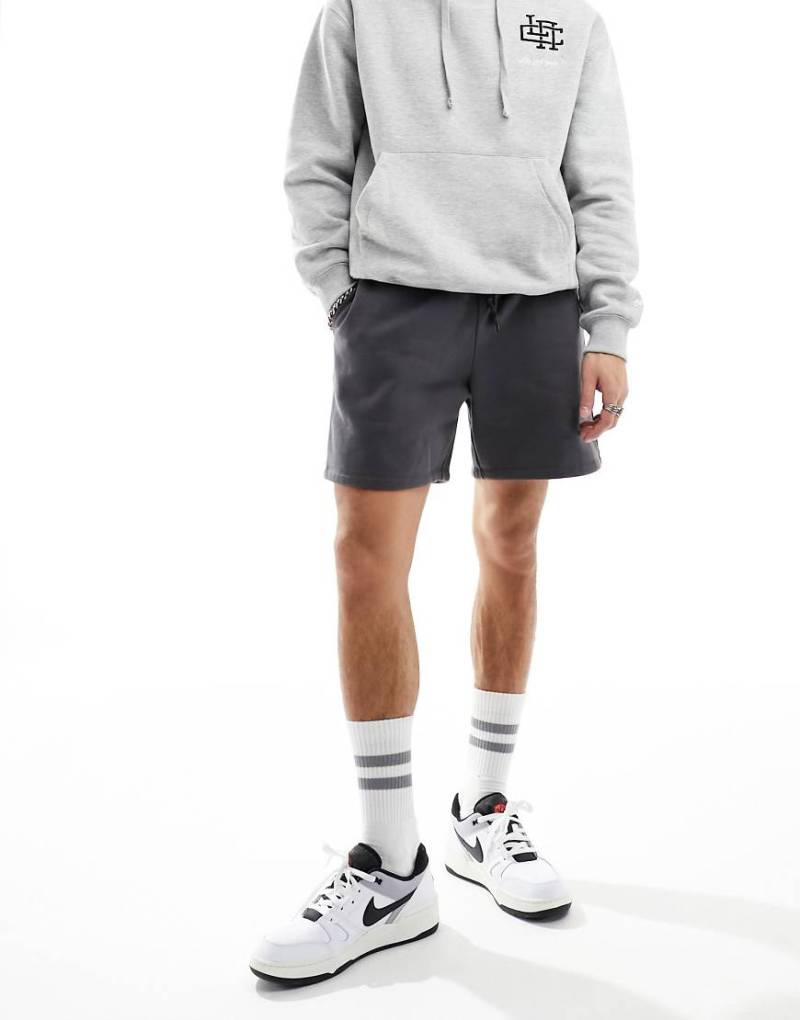 ASOS DESIGN - Oversize-Shorts aus schwerem Material in verwaschenem Schwarz-Grau von ASOS DESIGN