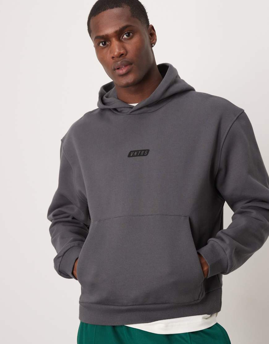 ASOS DESIGN - Premium - Schwerer, kastiger Oversize-Kapuzenpullover in verwaschenem Schwarz mit Brustprint, 400 g/m²-Grau ASOS DESIGN - Premium - Schwerer, kastiger Oversize-Kapuzenpullover in verwaschenem Schwarz mit Brustprint, 400 g/m²-Grau von ASOS DESIGN