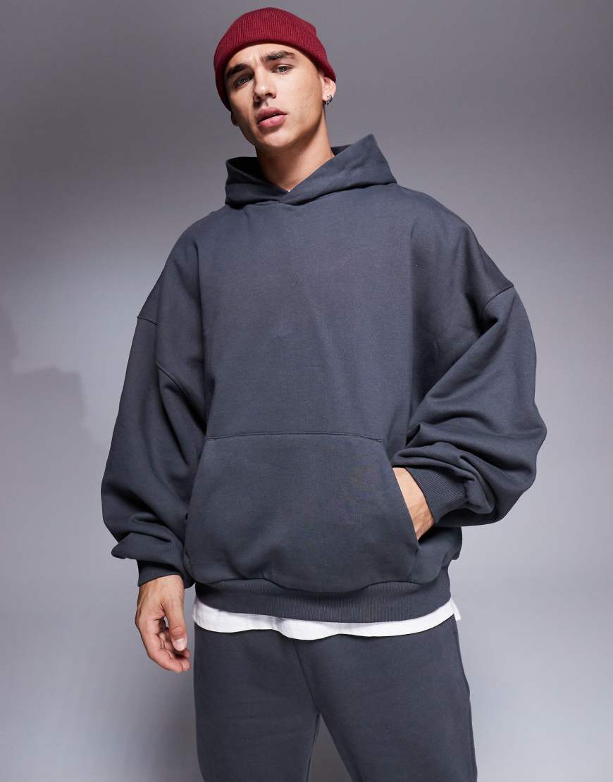 ASOS DESIGN - Premium - Schwerer Kapuzenpullover in verwaschenem Schwarz mit extremer Oversize-Passform, 400 g/m²-Grau ASOS DESIGN - Premium - Schwerer Kapuzenpullover in verwaschenem Schwarz mit extremer Oversize-Passform, 400 g/m²-Grau von ASOS DESIGN