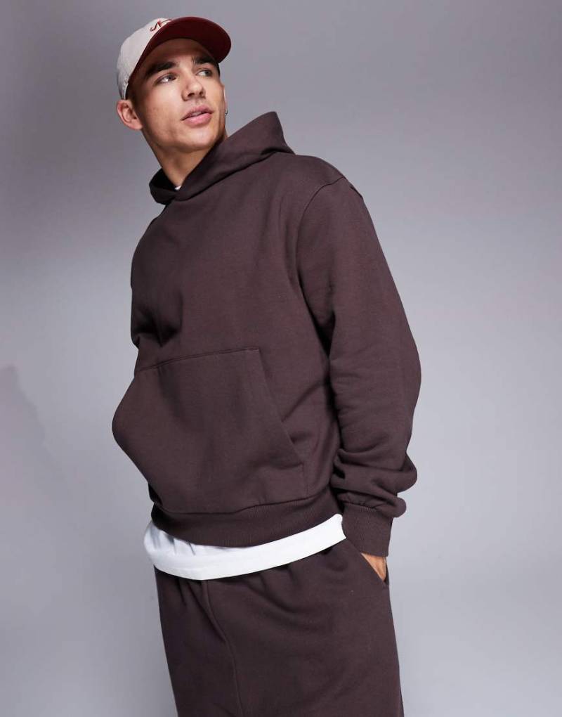 ASOS DESIGN - Premium - Schwerer Oversize-Kapuzenpullover in Braun mit kastigem Schnitt, 400 g/m² von ASOS DESIGN
