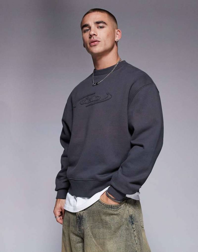 ASOS DESIGN - Premium - Schweres Oversize-Oberteil in Boxy-Passform in Anthrazit mit Rundhalsausschnitt, Brustprint und ausgefranster Applikation, 400 g/m²-Grau von ASOS DESIGN