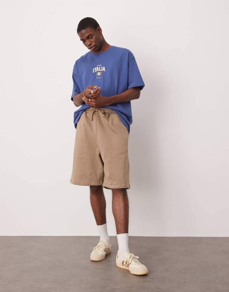 ASOS DESIGN - Oversize-Shorts aus hochwertigem, 400 g/m² schwerem Material in Beige-Neutral von ASOS DESIGN