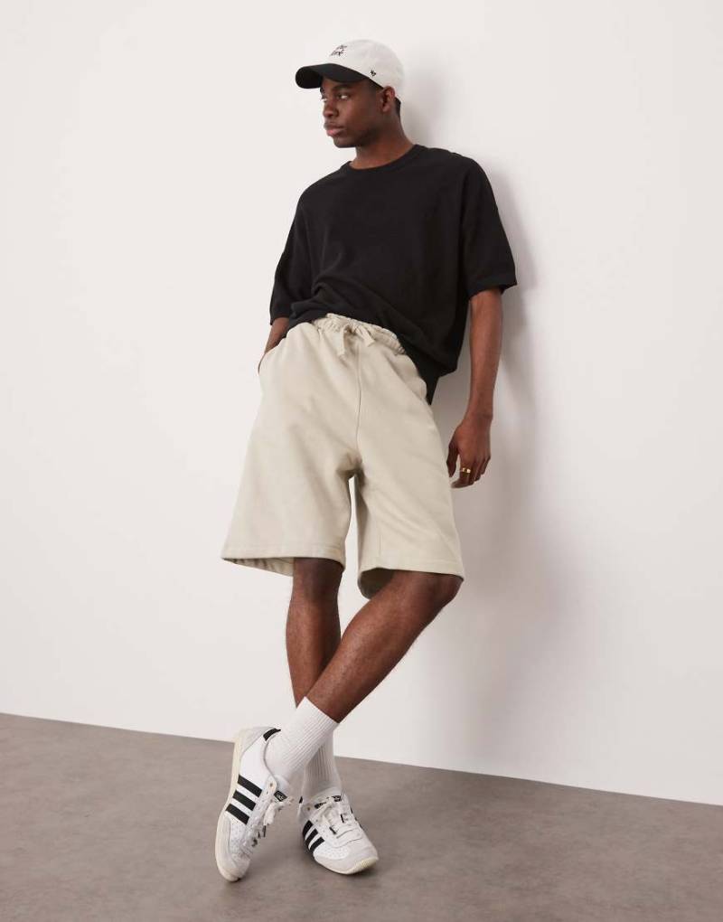 ASOS DESIGN - Oversize-Shorts aus hochwertigem, 400 g/m² schwerem Material in hellem Beige-Neutral von ASOS DESIGN