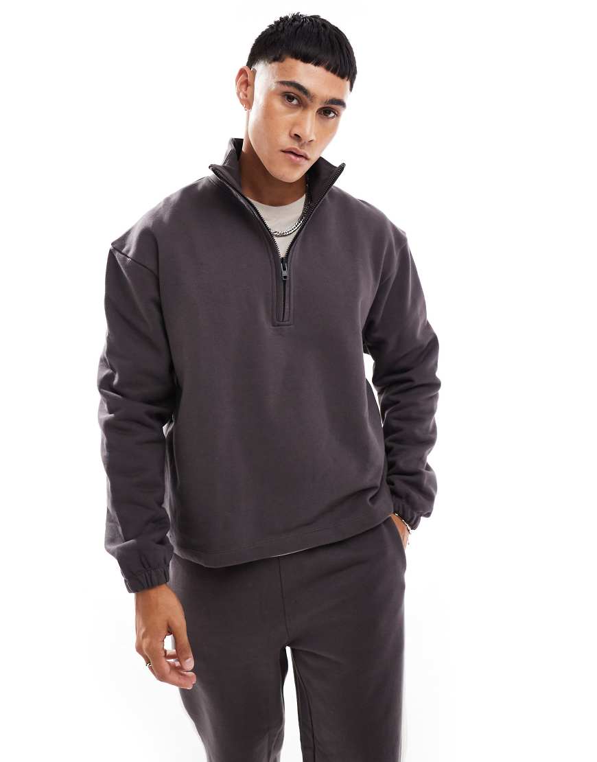 ASOS DESIGN - Premium - Schweres Oversize-Sweatshirt in Boxy-Passform in Dunkelbraun mit kurzem Reißverschluss und Trichterkragen ASOS DESIGN - Premium - Schweres Oversize-Sweatshirt in Boxy-Passform in Dunkelbraun mit kurzem Reißverschluss und Trichterkragen von ASOS DESIGN