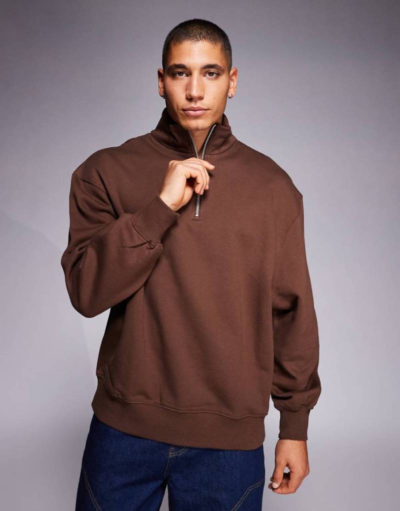 ASOS DESIGN - Premium - Schweres Oversize-Sweatshirt in Braun mit kurzem Reißverschluss, 400 g/m²-Brown von ASOS DESIGN