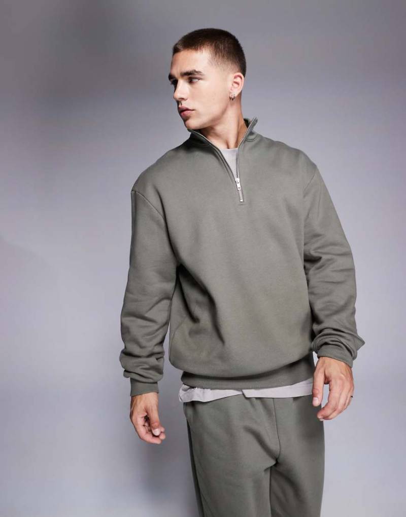 ASOS DESIGN - Premium - Schweres Oversize-Sweatshirt in Khaki mit kurzem Reißverschluss, 400 g/m²-Grün von ASOS DESIGN