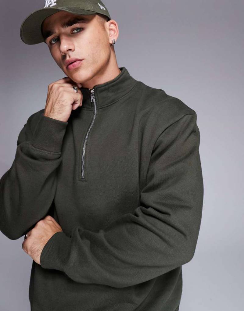 ASOS DESIGN - Premium - Schweres Oversize-Sweatshirt in Khaki mit kurzem Reißverschluss, 400 g/m²-Grün von ASOS DESIGN