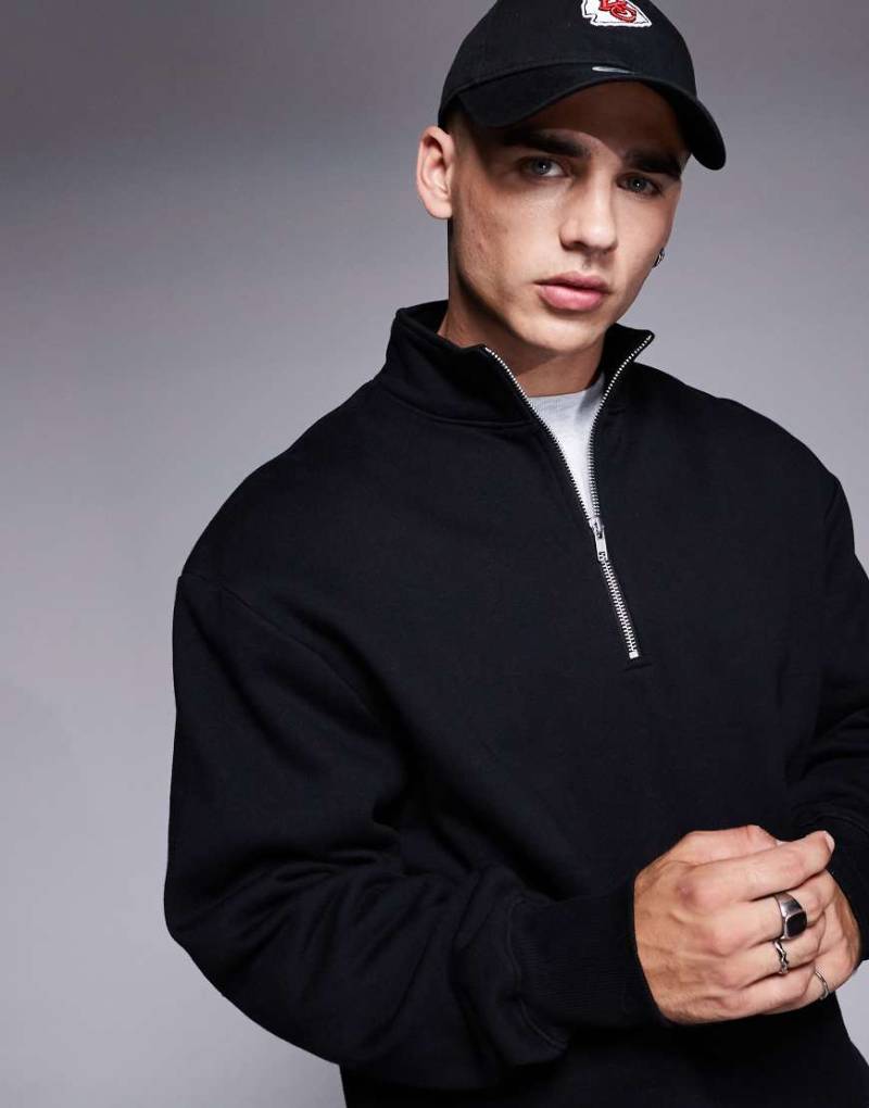 ASOS DESIGN - Premium - Schweres Oversize-Sweatshirt in Schwarz mit kurzem Reißverschluss, 400 g/m² von ASOS DESIGN