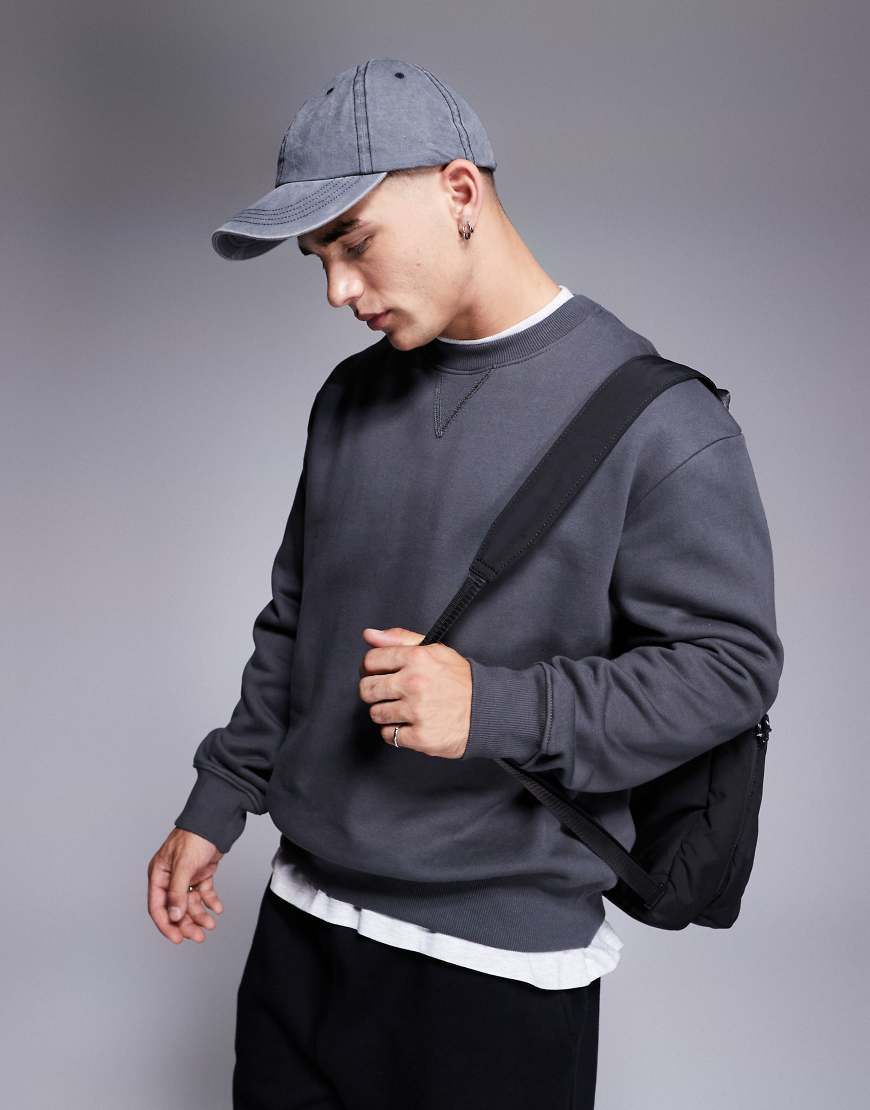 ASOS DESIGN - Premium - Schweres Oversize-Sweatshirt in verwaschenem Schwarz, 400 g/m²-Grau ASOS DESIGN - Premium - Schweres Oversize-Sweatshirt in verwaschenem Schwarz, 400 g/m²-Grau von ASOS DESIGN