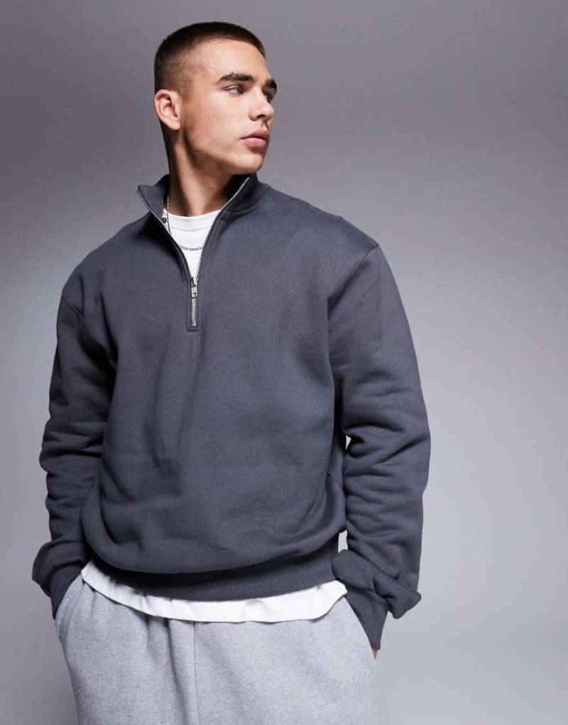 ASOS DESIGN - Premium - Schweres Oversize-Sweatshirt in verwaschenem Schwarz mit kurzem Reißverschluss und kastigem Schnitt, 400 g/m²-Grau von ASOS DESIGN