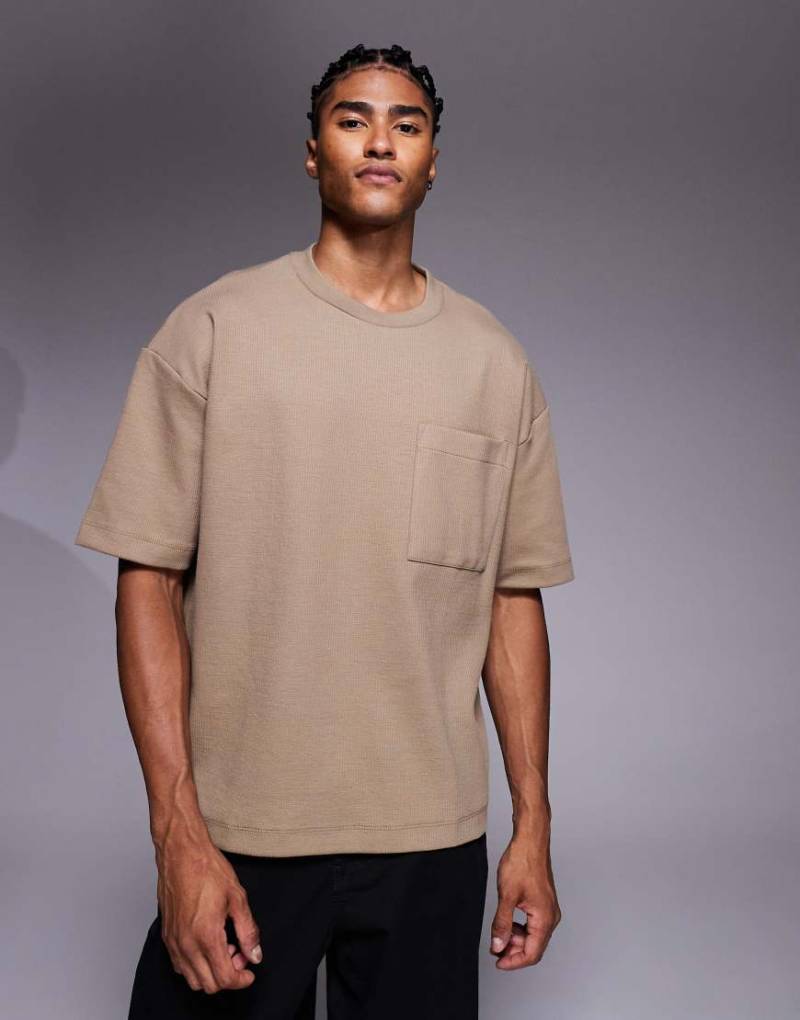 ASOS DESIGN - Premium - Strukturiertes, kontrastierendes Boxy Fit Oversize-T-Shirt in Braun mit Tasche von ASOS DESIGN