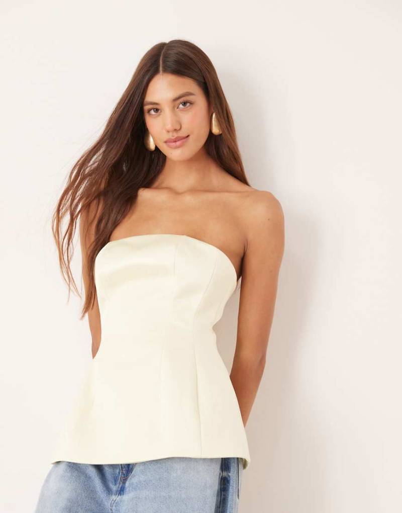 ASOS DESIGN - Premium - Trägerloses, strukturiertes Satin-Oberteil in Buttermilchgelb mit Schößchensaum von ASOS DESIGN