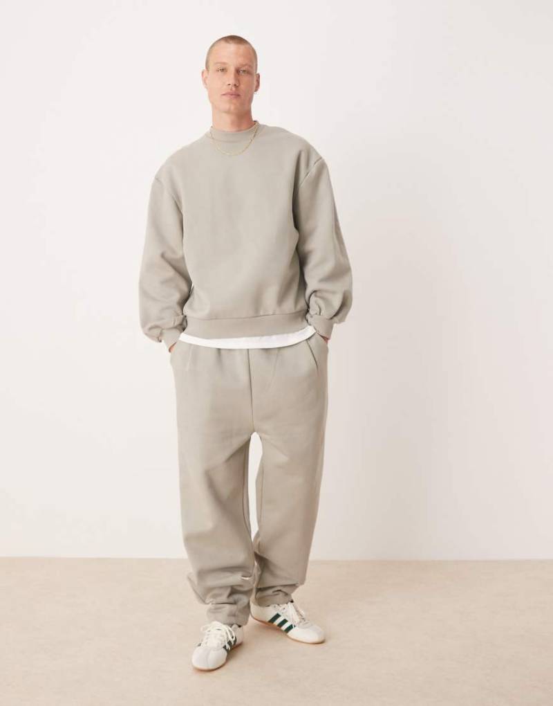 ASOS DESIGN - Premium - Weite Jogginghose in der Farbe London Fog mit abgenähter Saumfalte und Falten-Neutral von ASOS DESIGN
