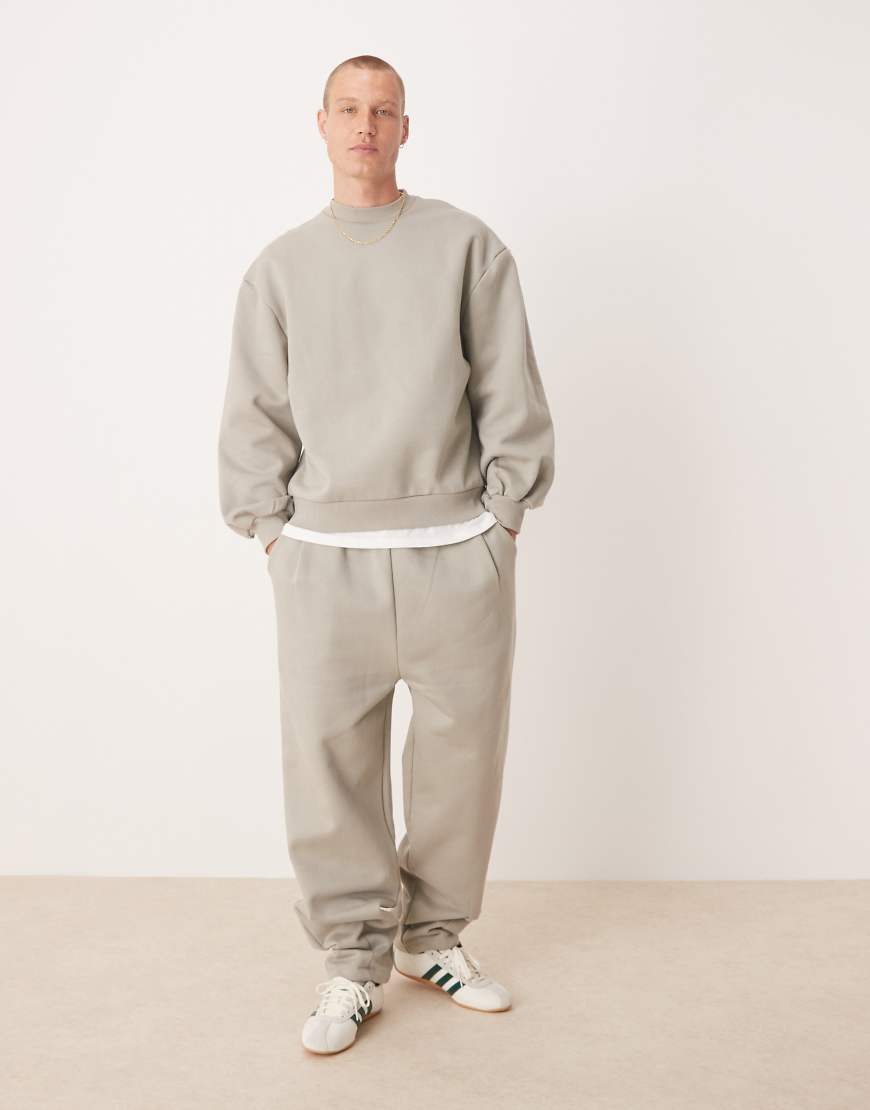 ASOS DESIGN - Premium - Weite Jogginghose in der Farbe London Fog mit abgenähter Saumfalte und Falten-Neutral ASOS DESIGN - Premium - Weite Jogginghose in der Farbe London Fog mit abgenähter Saumfalte und Falten-Neutral von ASOS DESIGN