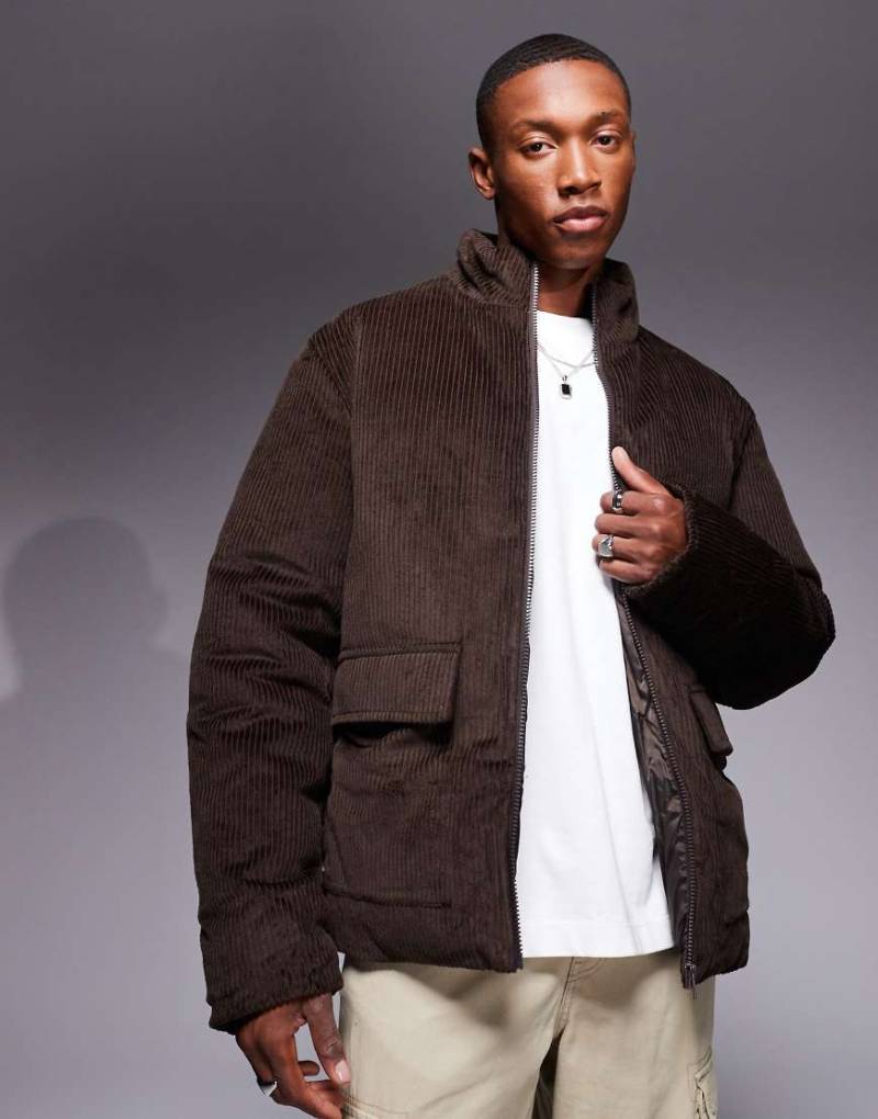 ASOS DESIGN - Pufferjacke aus Cord in Braun-Neutral von ASOS DESIGN