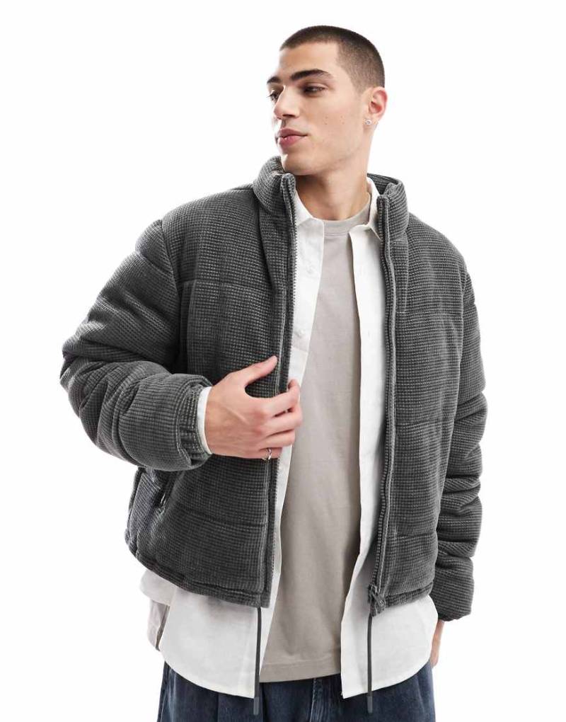 ASOS DESIGN - Pufferjacke aus Cord in Grau mit kurzem Schnitt und Waffelstruktur von ASOS DESIGN