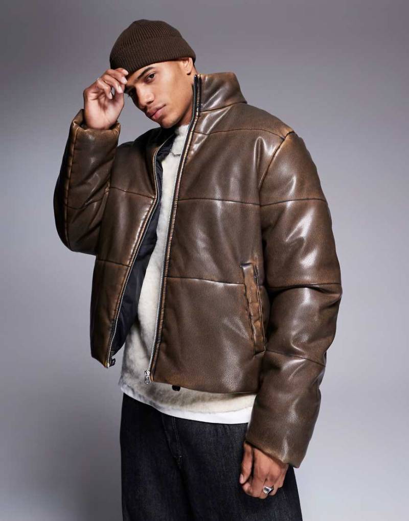 ASOS DESIGN - Pufferjacke aus Kunstleder in verwaschenem Braun von ASOS DESIGN