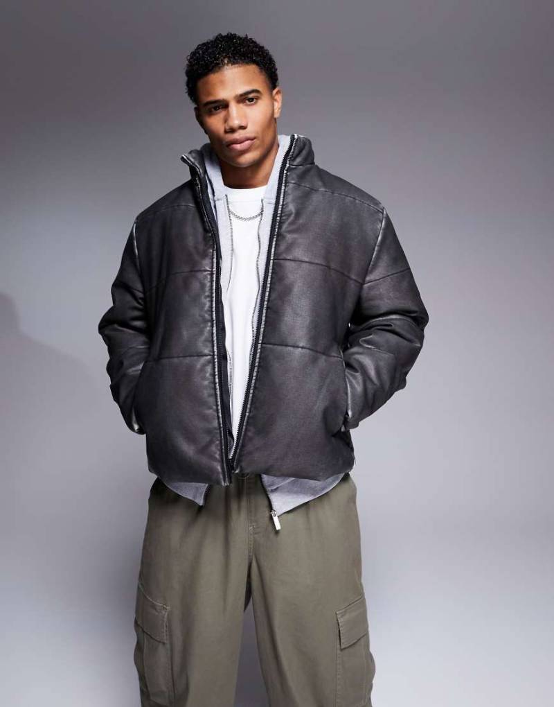 ASOS DESIGN - Pufferjacke aus Kunstleder in verwaschenem Schwarz von ASOS DESIGN