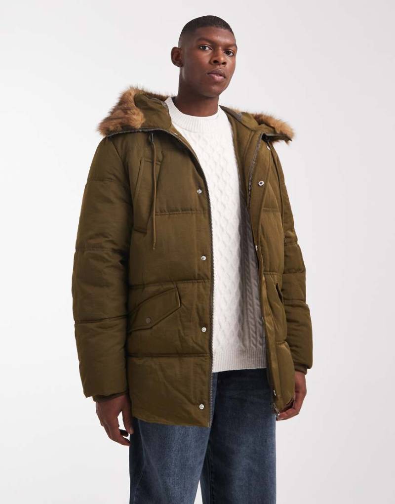 ASOS DESIGN - Pufferjacke in Dunkelgrün mit Kunstpelz-Kapuze von ASOS DESIGN