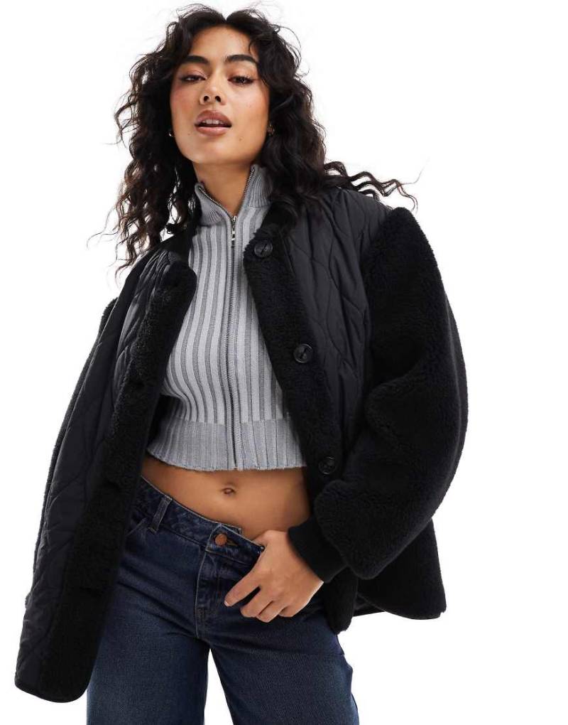 ASOS DESIGN - Pufferjacke in Schwarz mit gespleißtem Teddyfell-Design-Keine Farbe von ASOS DESIGN