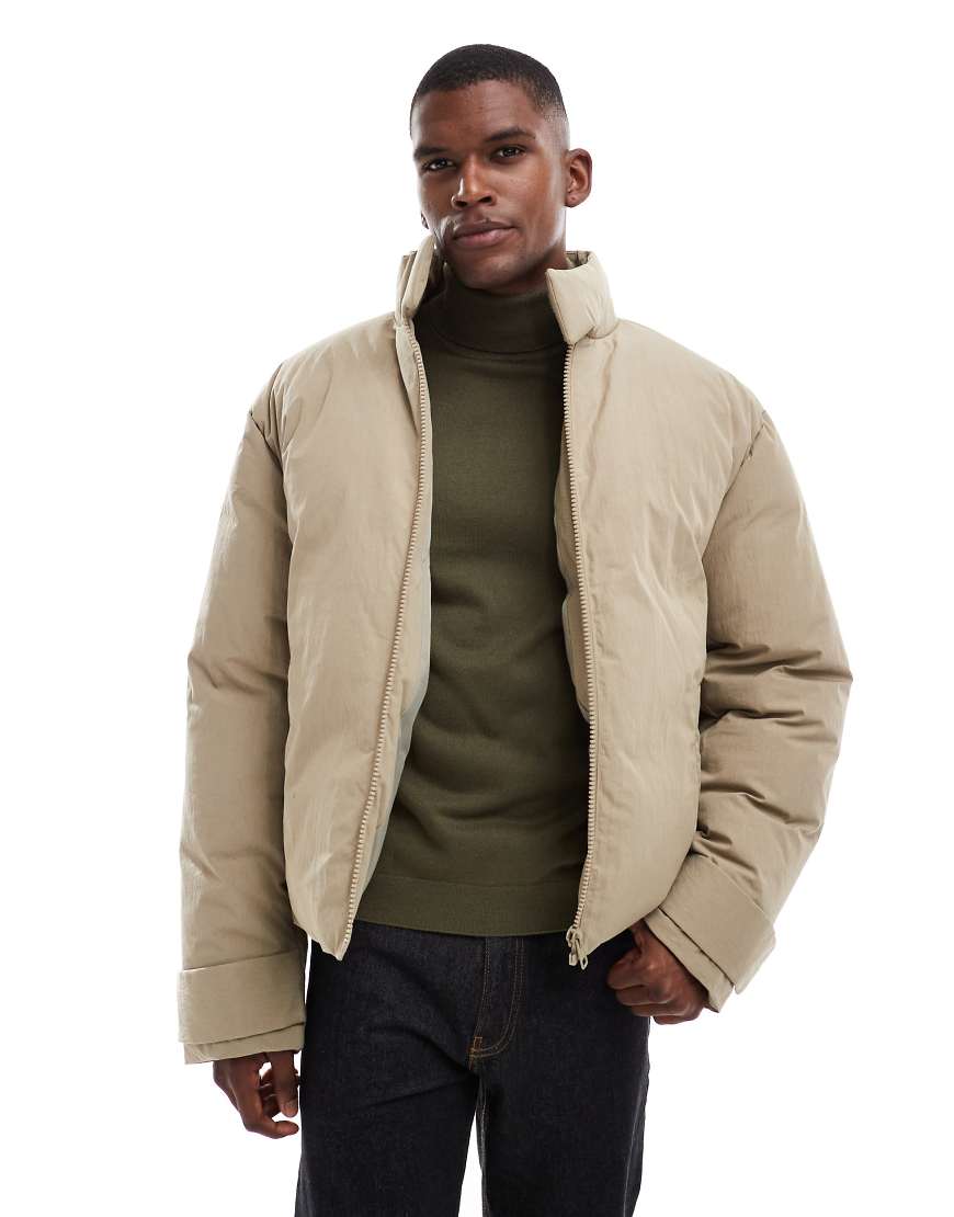 ASOS DESIGN - Pufferjacke mit Trichterkragen in Stein-Neutral von ASOS DESIGN