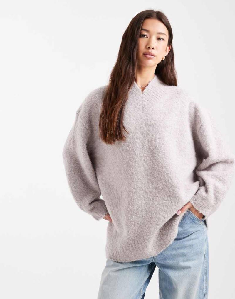 ASOS DESIGN - Longline-Pullover aus Bouclé in Cremeweiß mit V-Ausschnitt von ASOS DESIGN