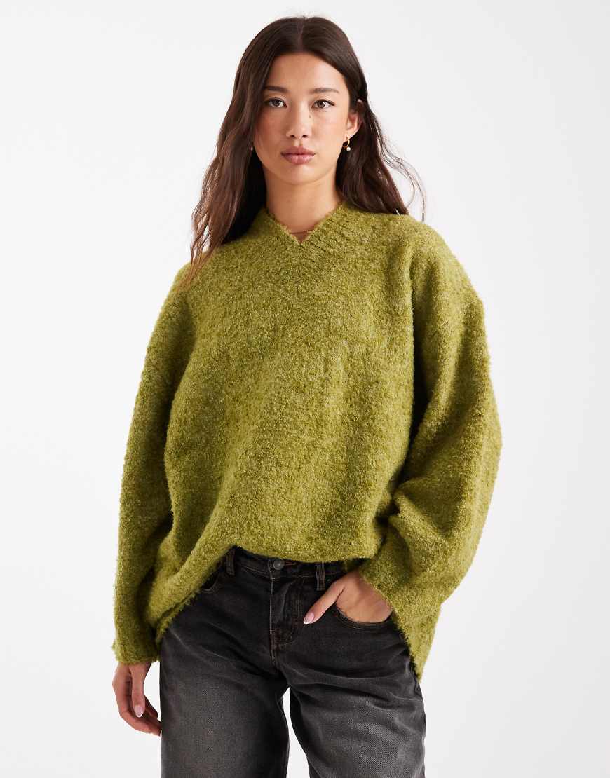 ASOS DESIGN - Pullover aus Bouclé in dunklem Olivgrün mit V-Ausschnitt in stark kastigem Schnitt von ASOS DESIGN