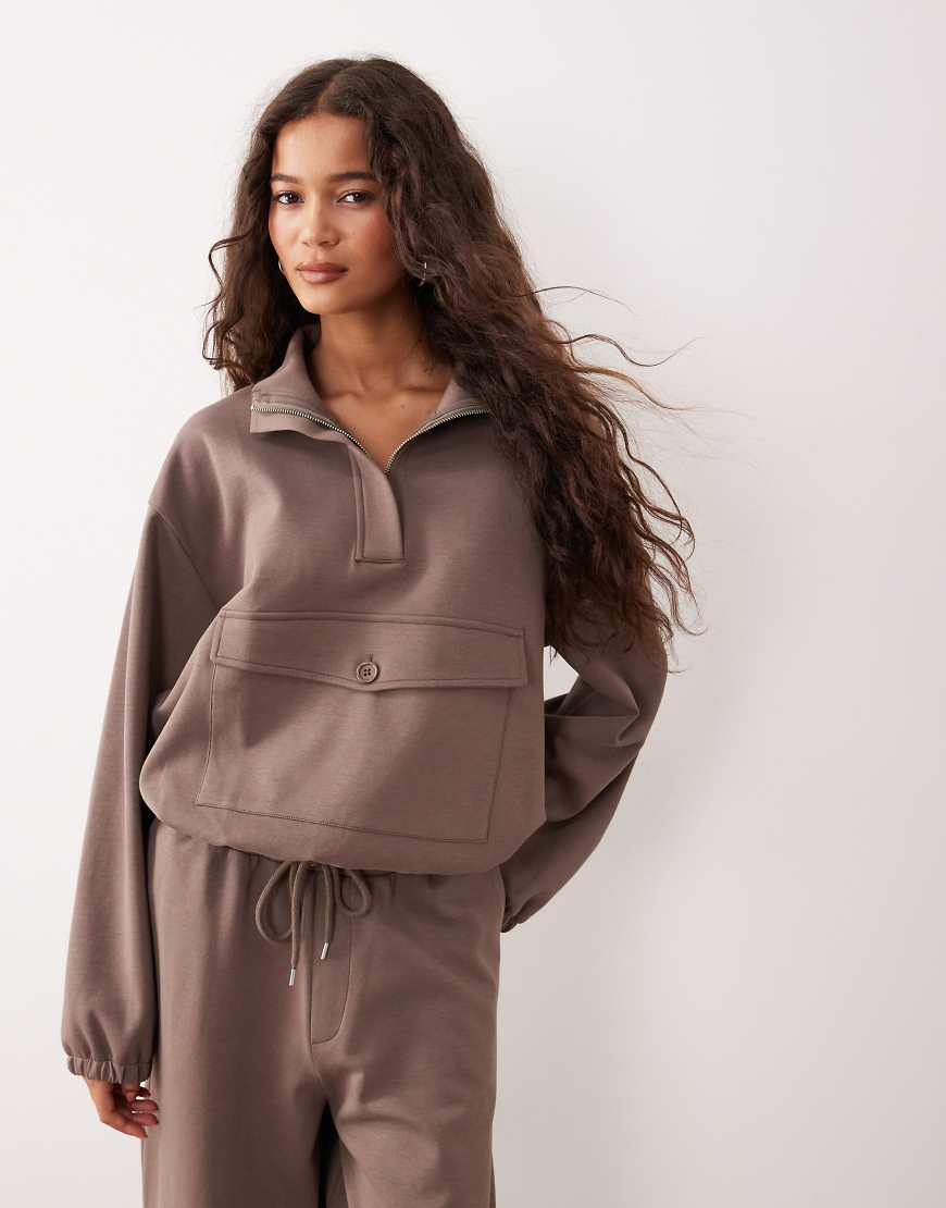 ASOS DESIGN - Pullover aus Interlock in Kaffeebraun mit extremem Stehkragen und kurzem Reißverschluss, Kombiteil-Brown von ASOS DESIGN