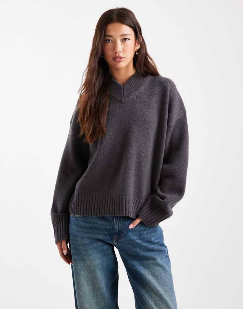 ASOS DESIGN - Pullover aus Lammwolle in Anthrazit mit hohem V-Ausschnitt-Grau von ASOS DESIGN