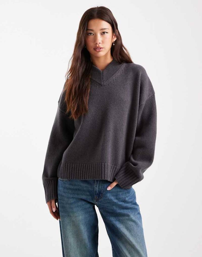 ASOS DESIGN - Pullover aus hochwertiger Lammwolle in Anthrazit mit hohem V-Ausschnitt-Grau von ASOS DESIGN