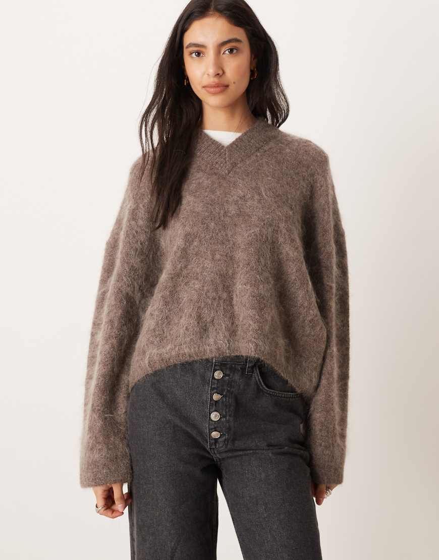 ASOS DESIGN - Hochwertiger Pullover aus Mohair in Mokka mit weiten Ärmeln und V-Ausschnitt-Brown von ASOS DESIGN