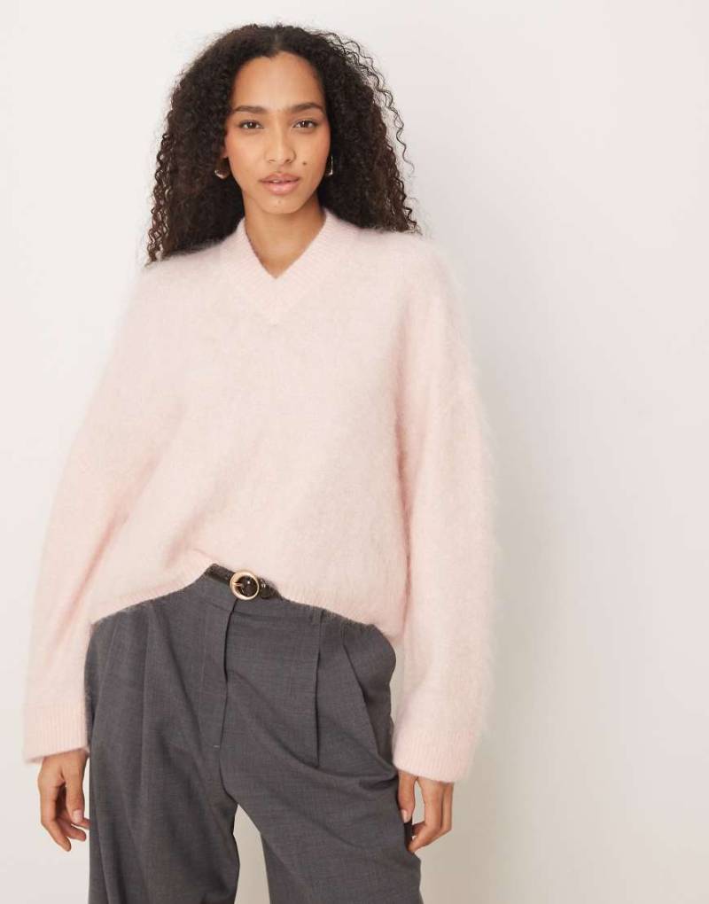ASOS DESIGN - Hochwertiger Pullover aus Mohair in Rosa mit weiten Ärmeln und V-Ausschnitt von ASOS DESIGN
