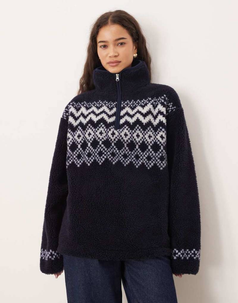 ASOS DESIGN - Pullover aus Teddyfleece in Marineblau mit platziertem Norwegermuster von ASOS DESIGN