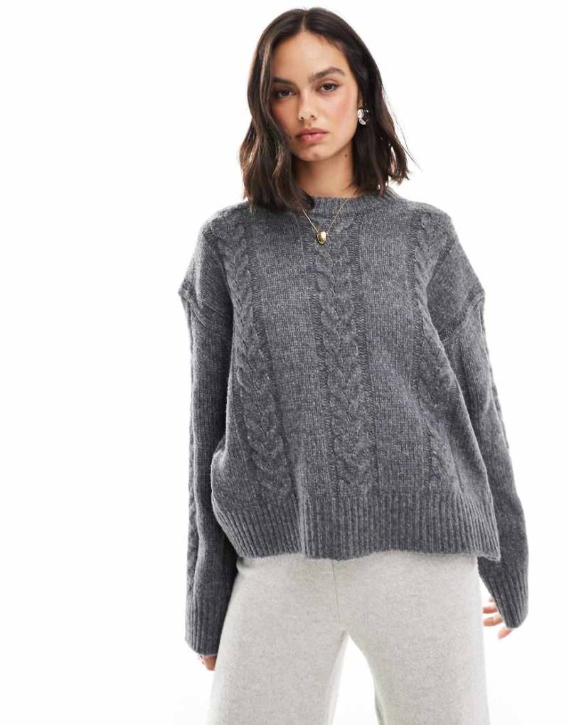 ASOS DESIGN - Pullover in Anthrazit mit Zopfmuster und Rundhalsausschnitt-Blau von ASOS DESIGN