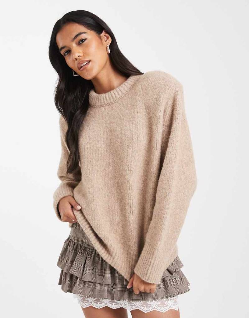 ASOS DESIGN - Pullover in Beige mit auffälligen Schulterpolstern und gepolstertem Ausschnitt-Neutral von ASOS DESIGN